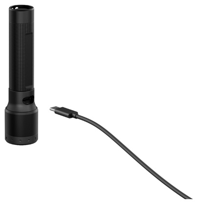 Fekete zseblámpa USB-C töltőkábellel fehér háttéren.