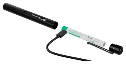 Fekete zseblámpa USB-kábellel és akkumulátorral fehér háttéren.