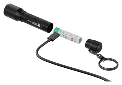 Fekete zseblámpa USB-kábellel, akkumulátorral és kulcstartóval.