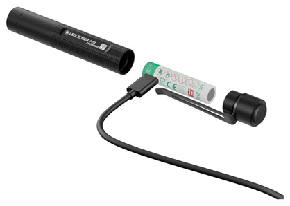 Fekete zseblámpa, akkumulátor, USB-kábel és töltőcsatlakozó fehér háttéren.