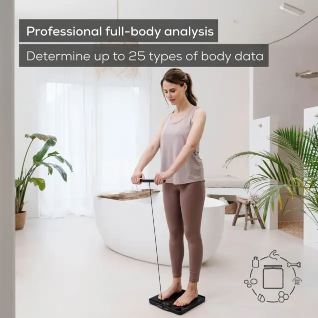Une femme sur une balance avec poignée, mesurant des données corporelles.