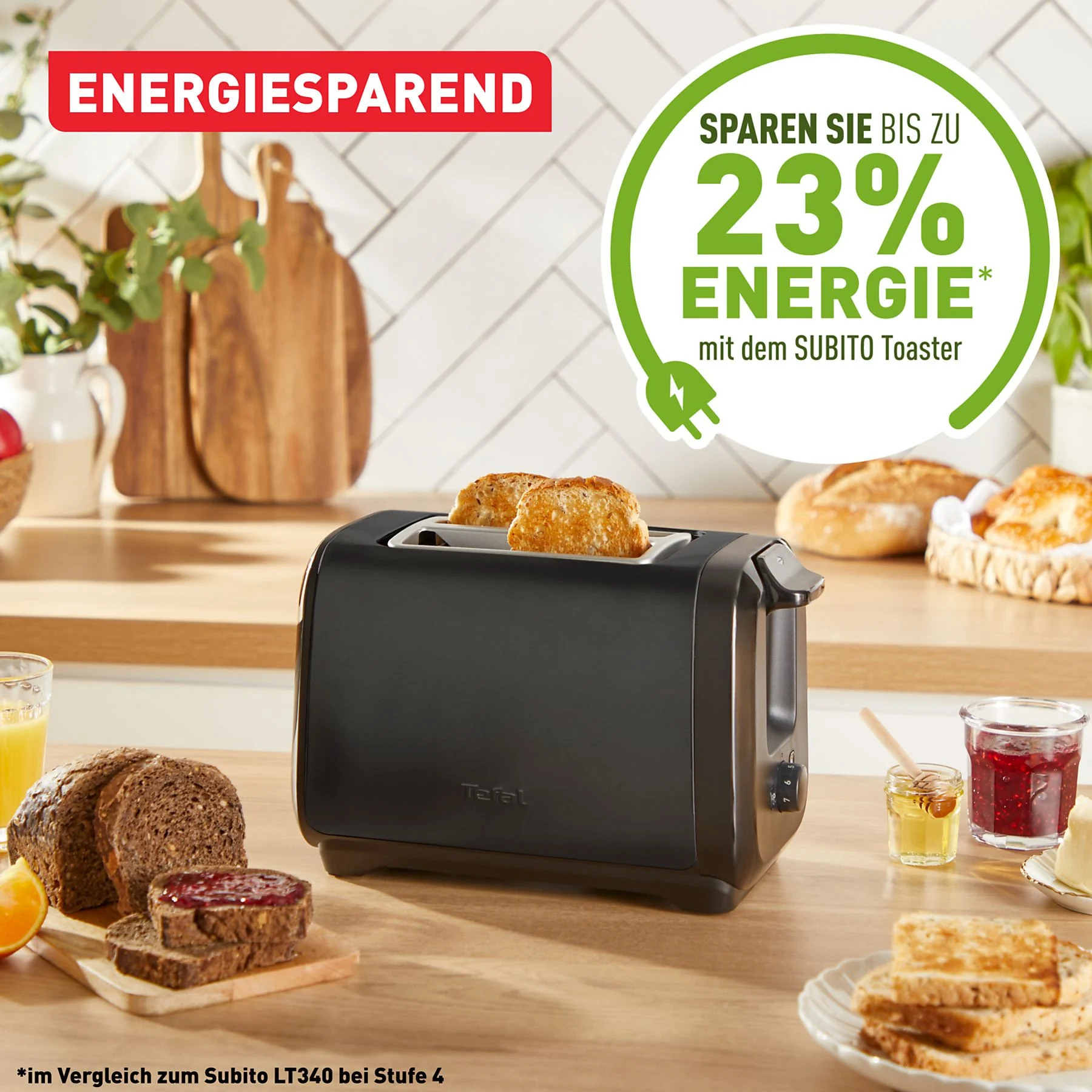 Grille-pain noir avec toasts, confiture et jus sur table en bois