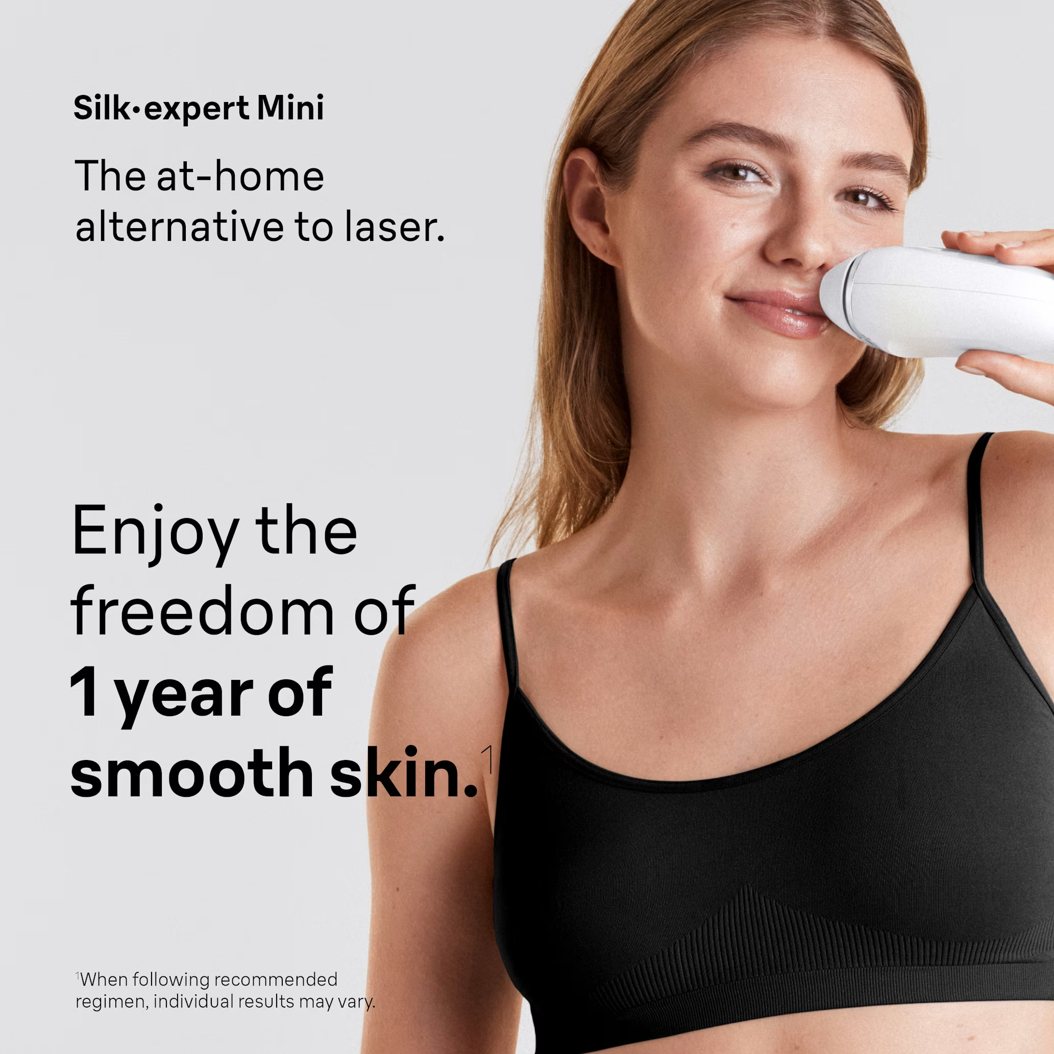 Femme utilise un appareil IPL à domicile sur le visage. Soutien-gorge noir.