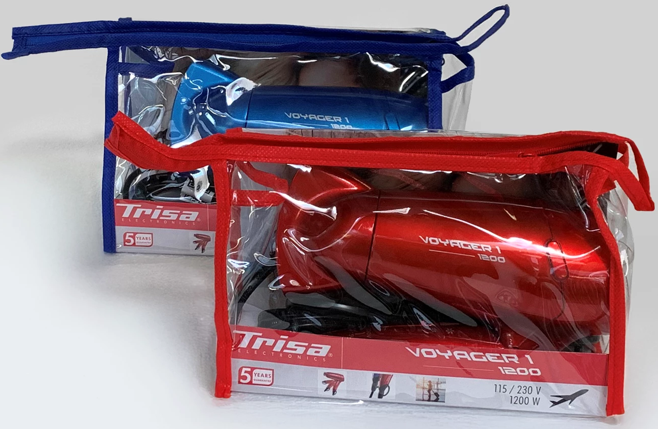 Zwei Reisehaartrockner, rot und blau, in transparenten Taschen mit Reißverschluss.