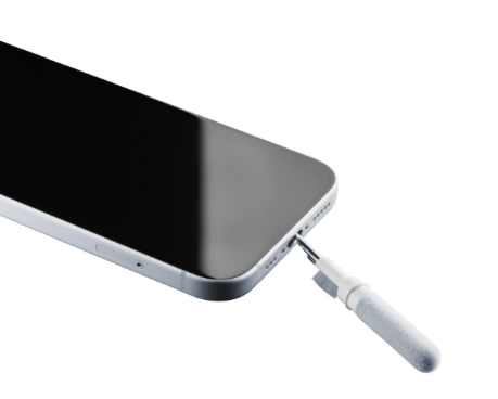 Ein weißer Reinigungswerkzeugstab steckt in einem grauen Smartphone.