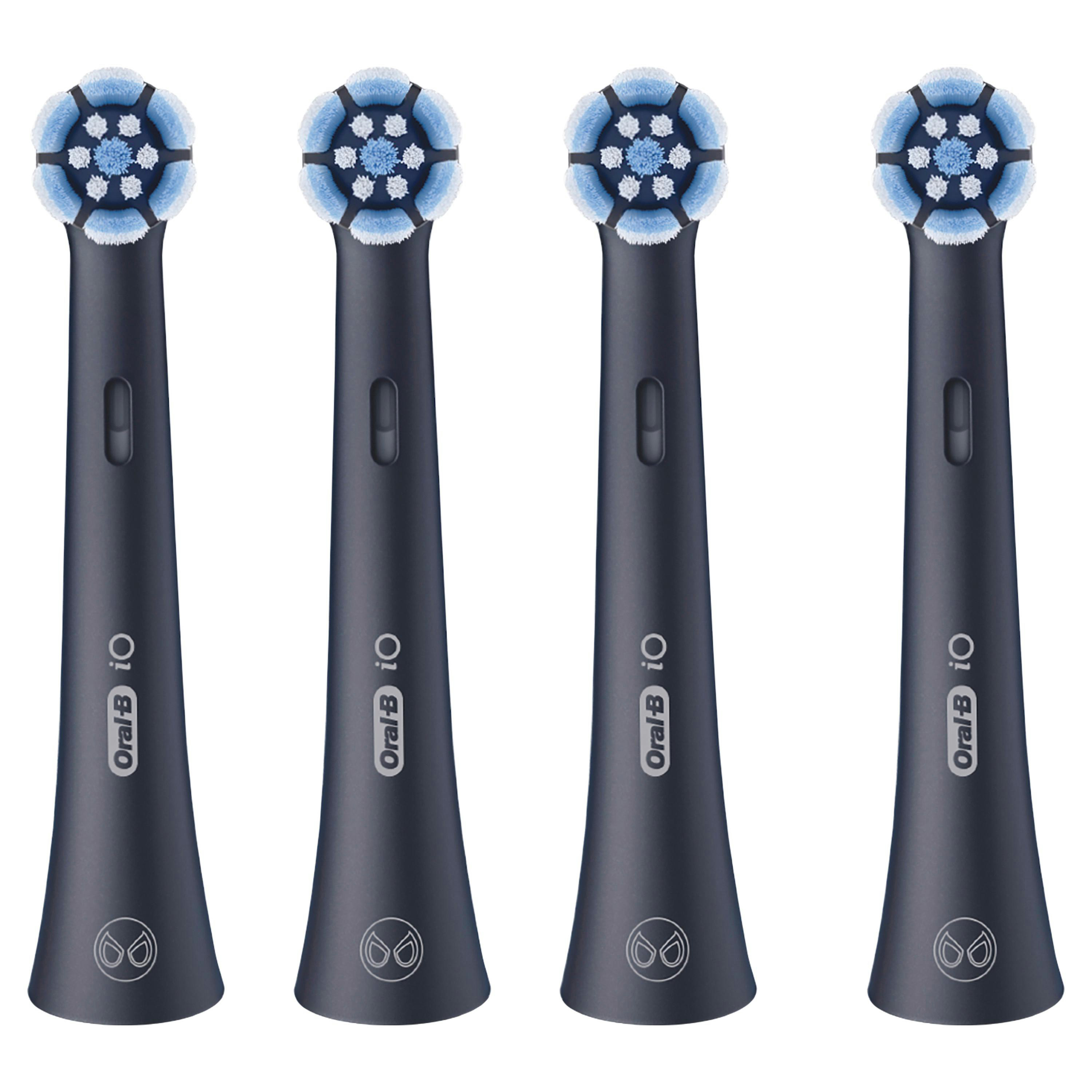 Vier dunkle Zahnbürstenköpfe mit blauen Borsten und dem Oral-B iO Logo.