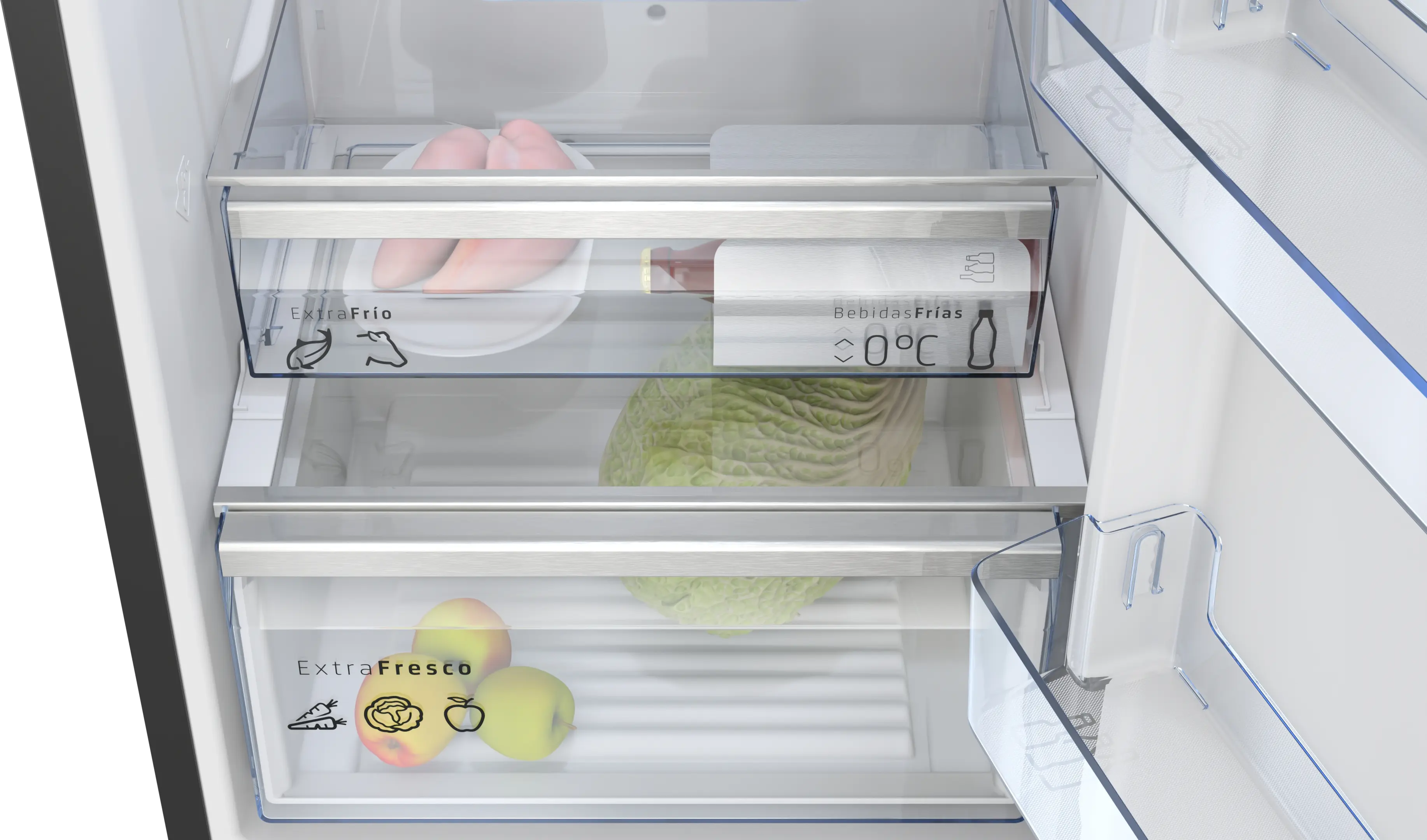 Cajones de refrigerador con pechuga de pollo, lechuga, botella y manzanas.