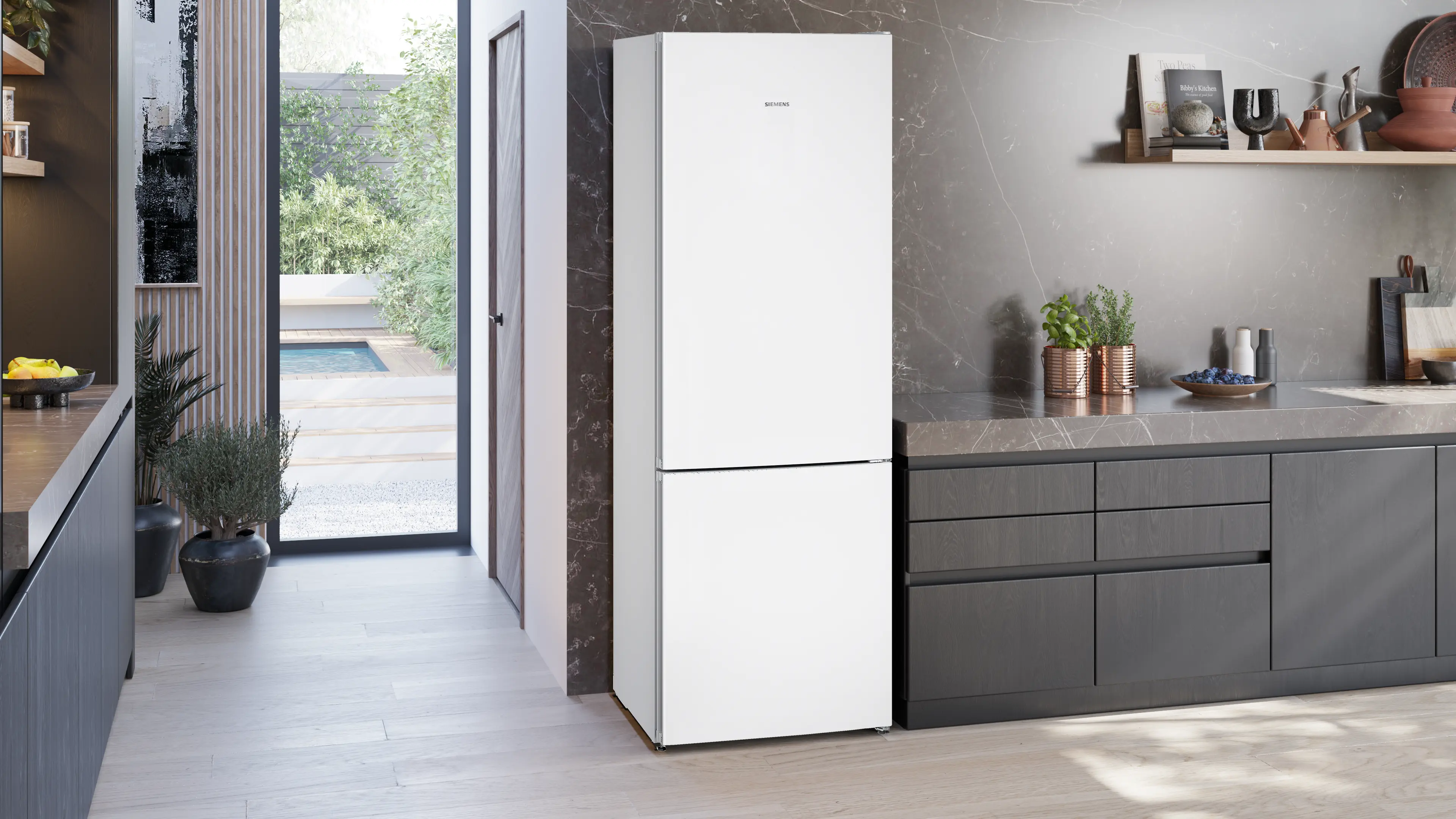 Un frigorífico-congelador Siemens blanco está en una cocina moderna con gabinetes oscuros.