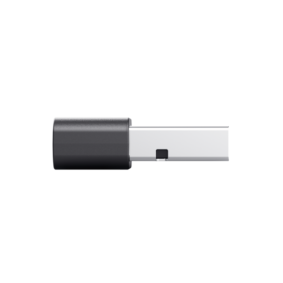 Egy szürke USB-kulcs ezüst csatlakozóval fekete háttéren.