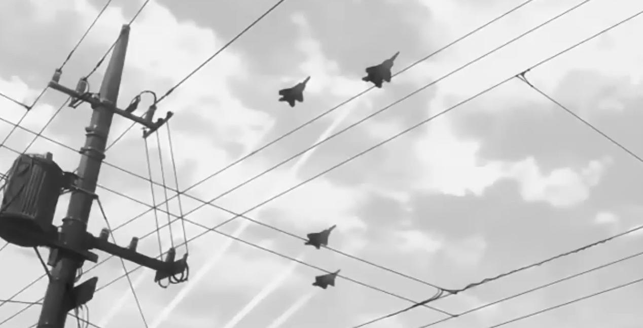 Vier Jets fliegen in Formation am Himmel, überquert von Stromleitungen.