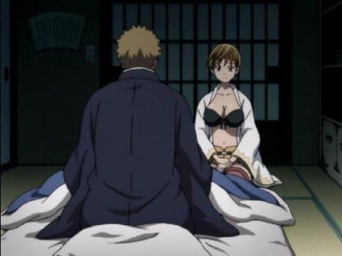 Mann mit blonden Haaren und Frau in Unterwäsche sitzen auf einem Futon.