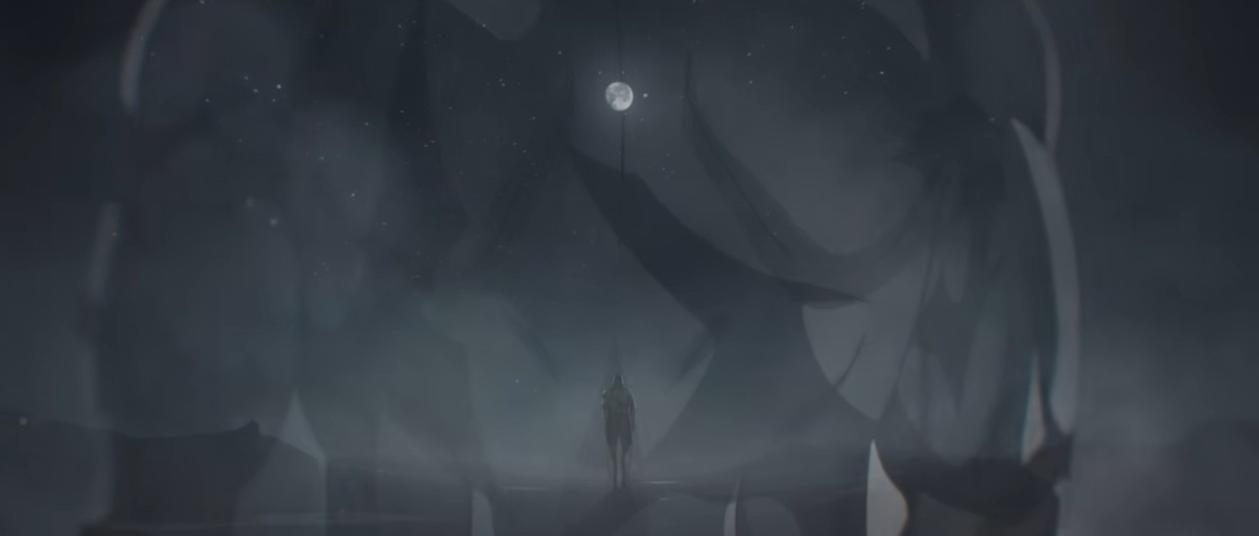Eine einsame Figur steht unter einem Mond und Sternen im Nebel.