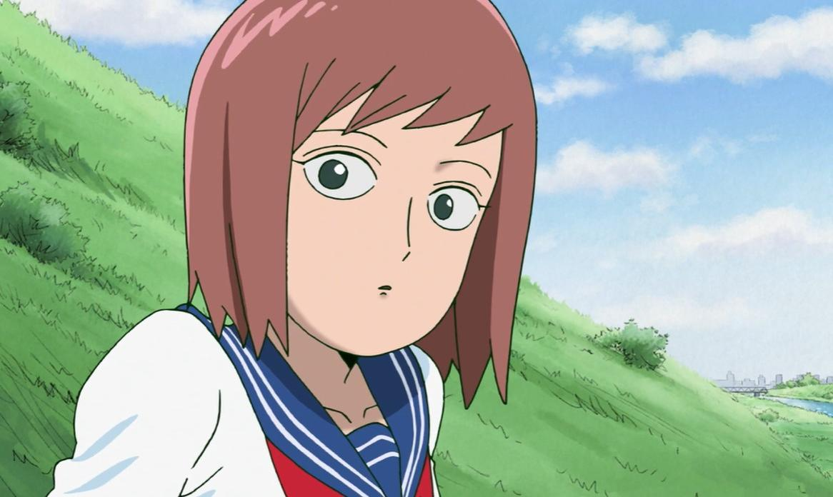 Ein Anime-Mädchen mit braunen Haaren in Schuluniform sitzt auf einem grünen Hügel.