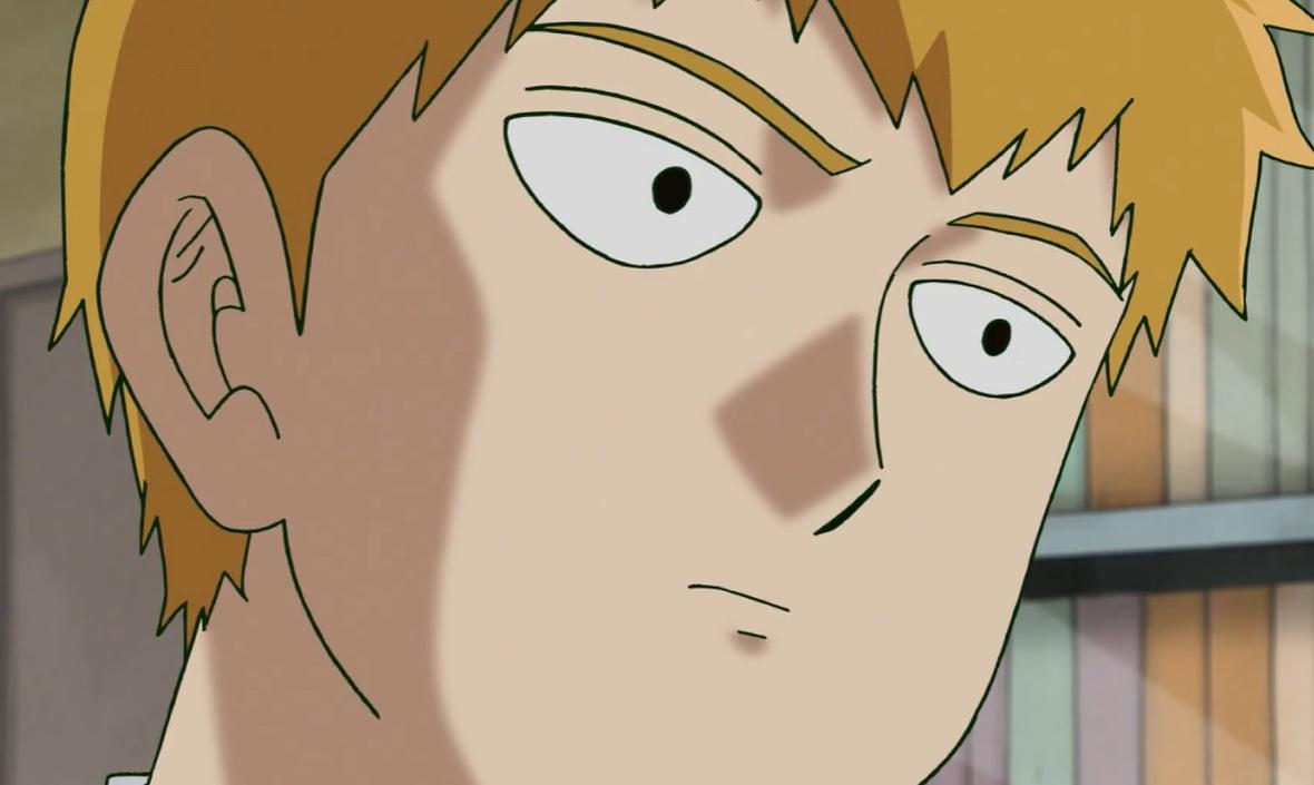 Nahaufnahme eines Anime-Jungen mit orangefarbenem Haar und nachdenklichem Gesichtsausdruck.