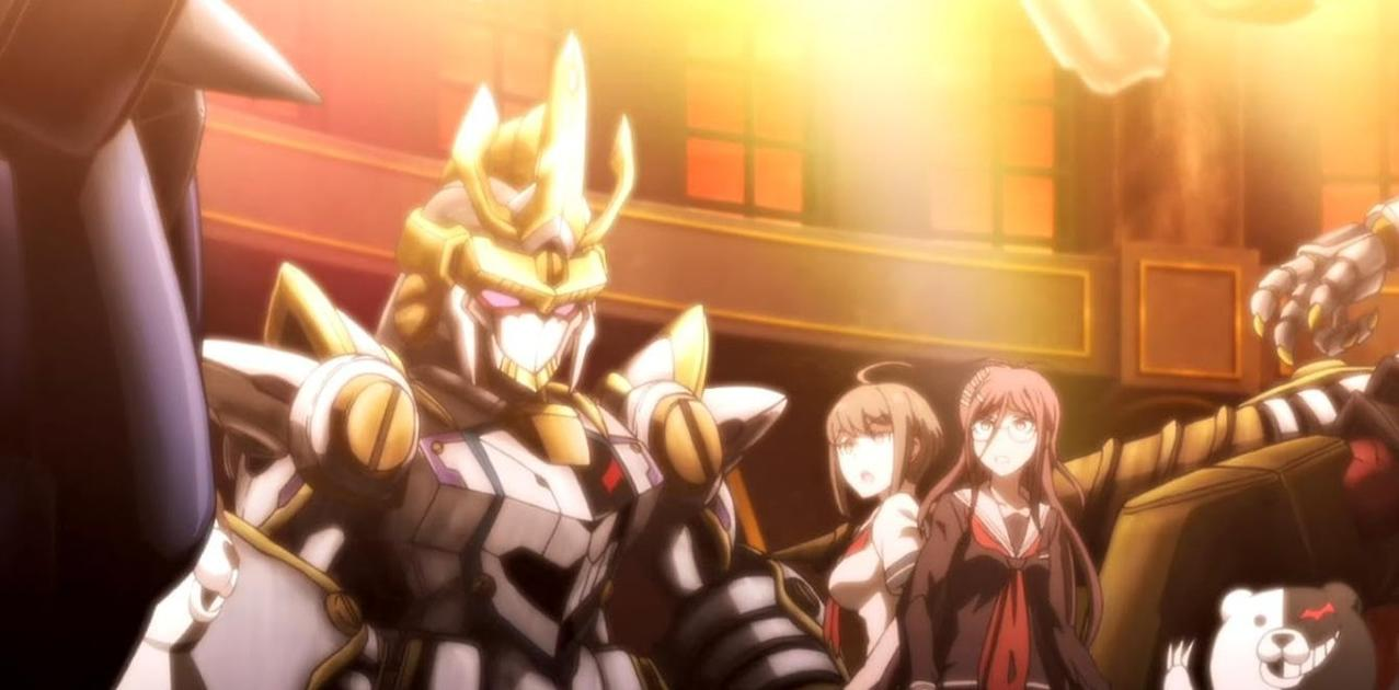 Ein gold-weißer Mecha steht mit zwei Mädchen und einer Bärenfigur in einem hellen Raum.