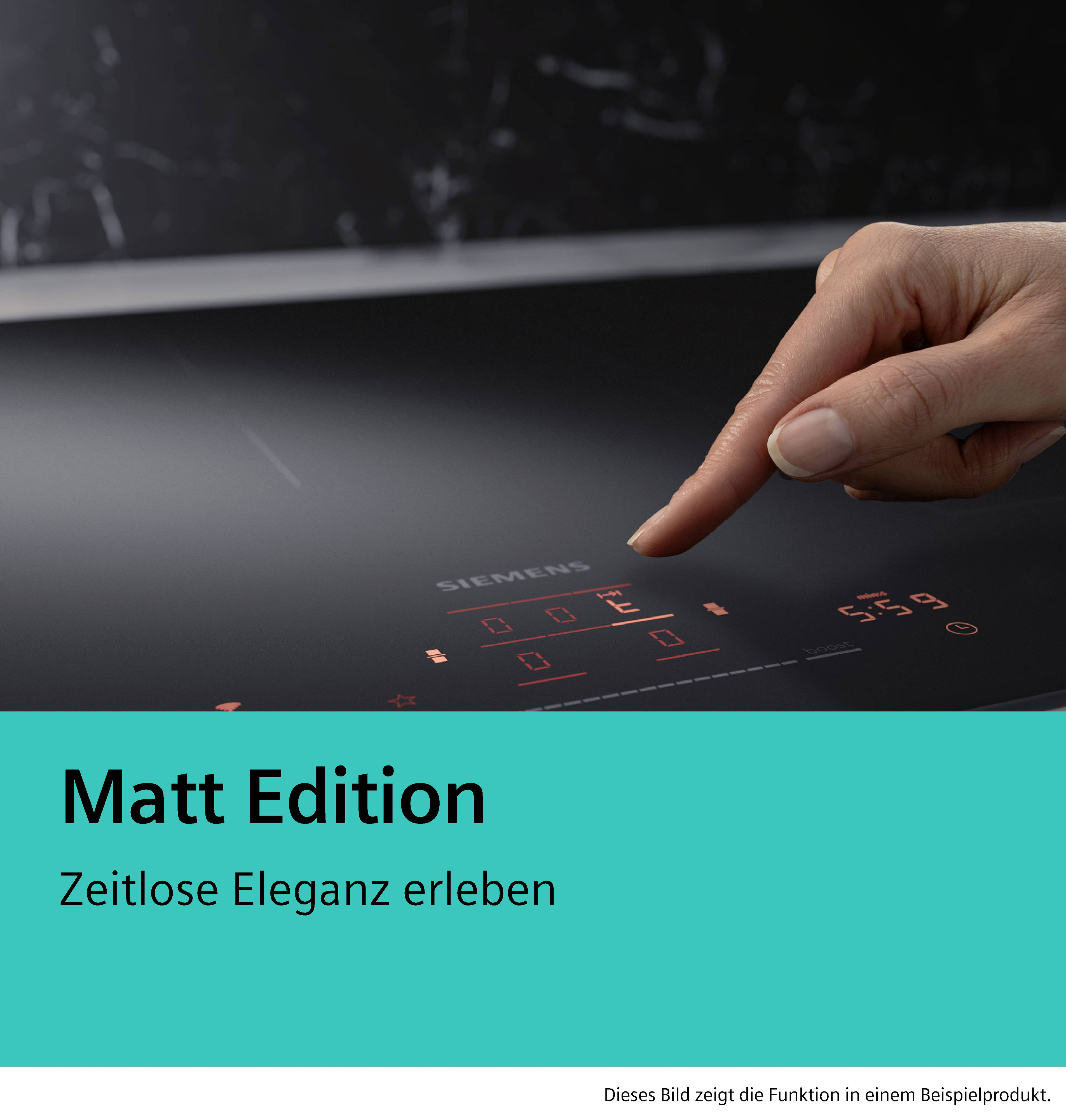 Ein Finger berührt ein Siemens Kochfeld mit digitalen Anzeigen.