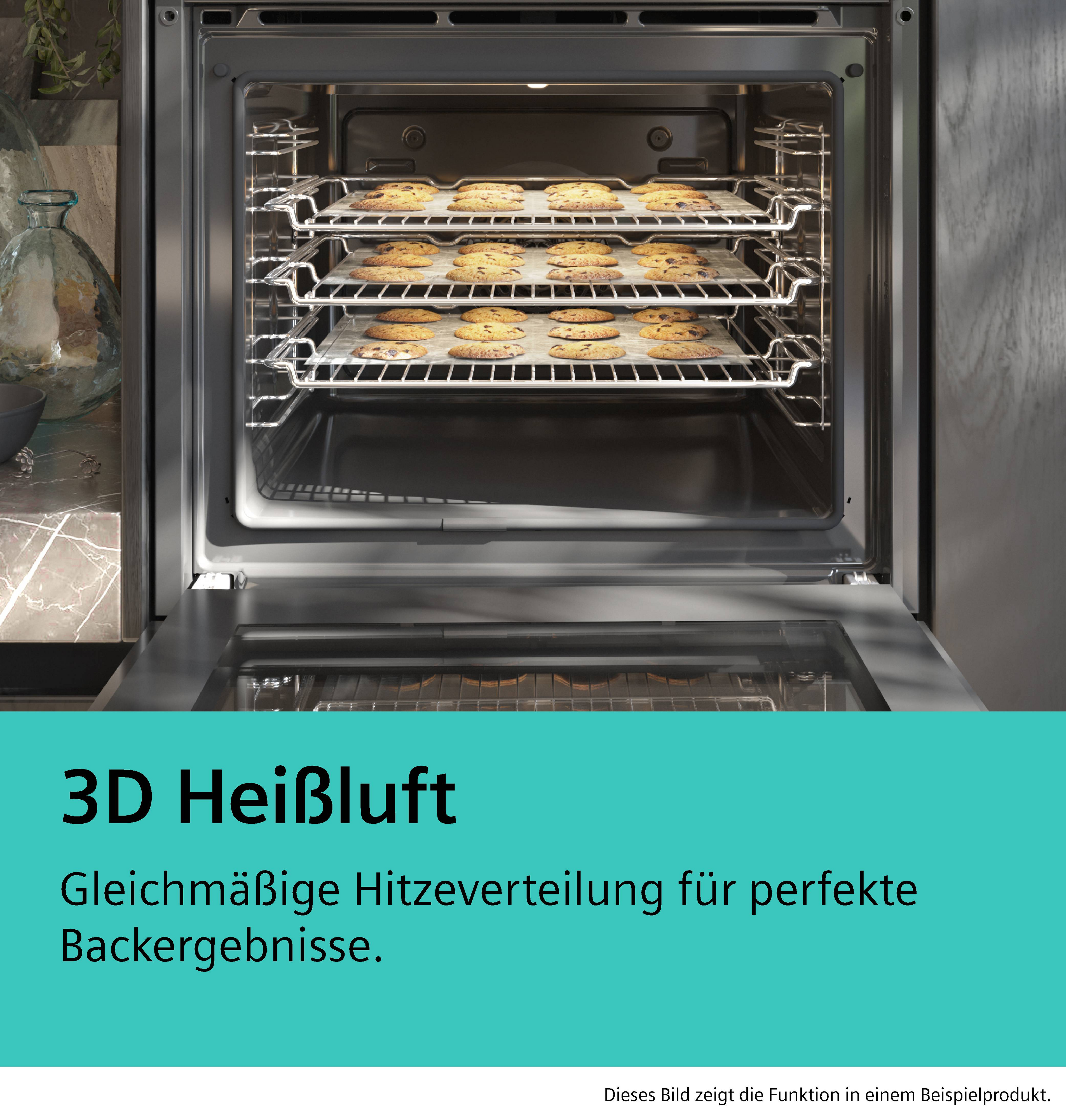 Ein Ofen mit drei Ebenen goldbrauner Kekse auf Rosten.