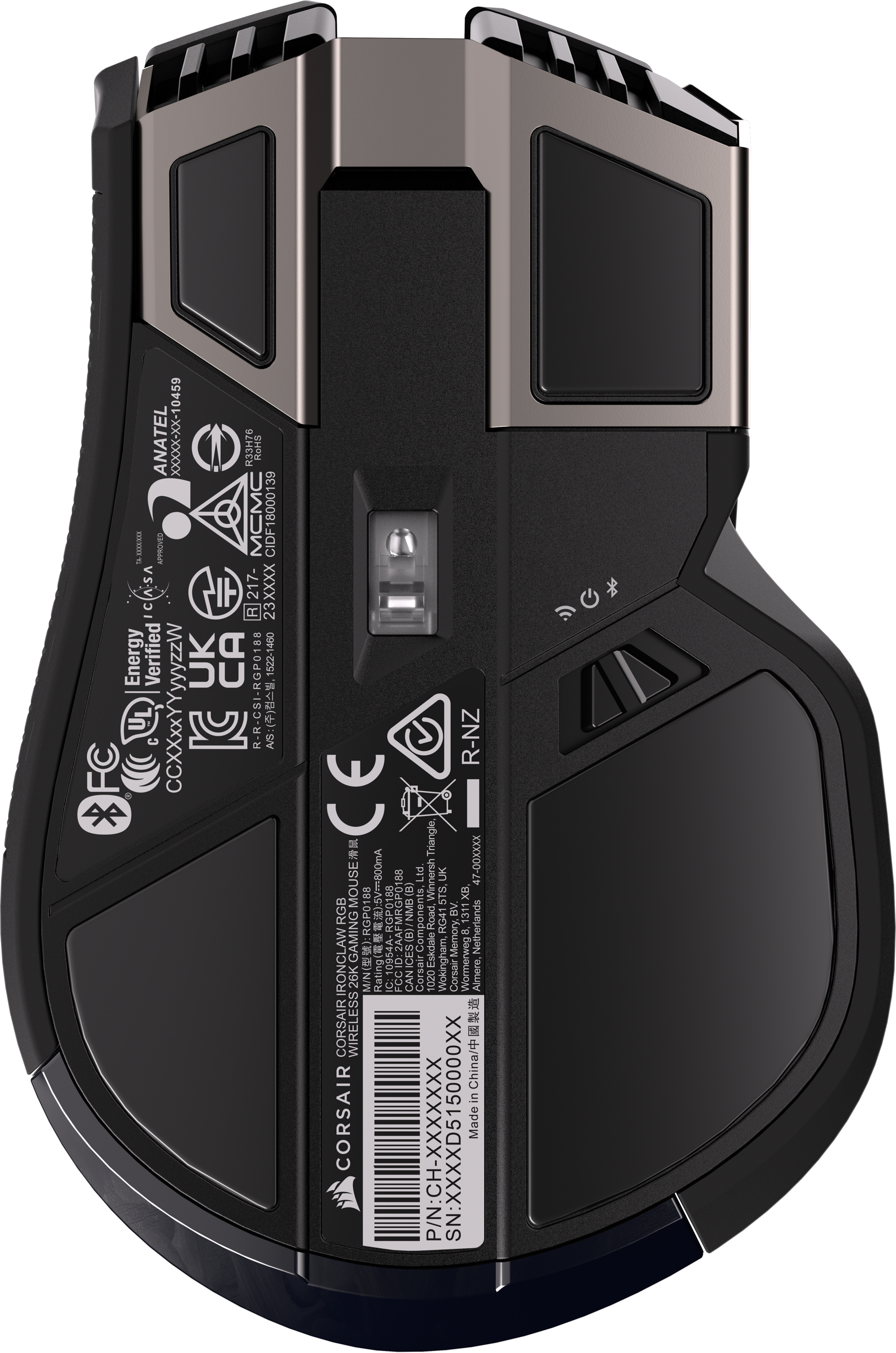 Unterseite einer schwarzen Gaming-Maus mit technischen Details und Zertifizierungen.