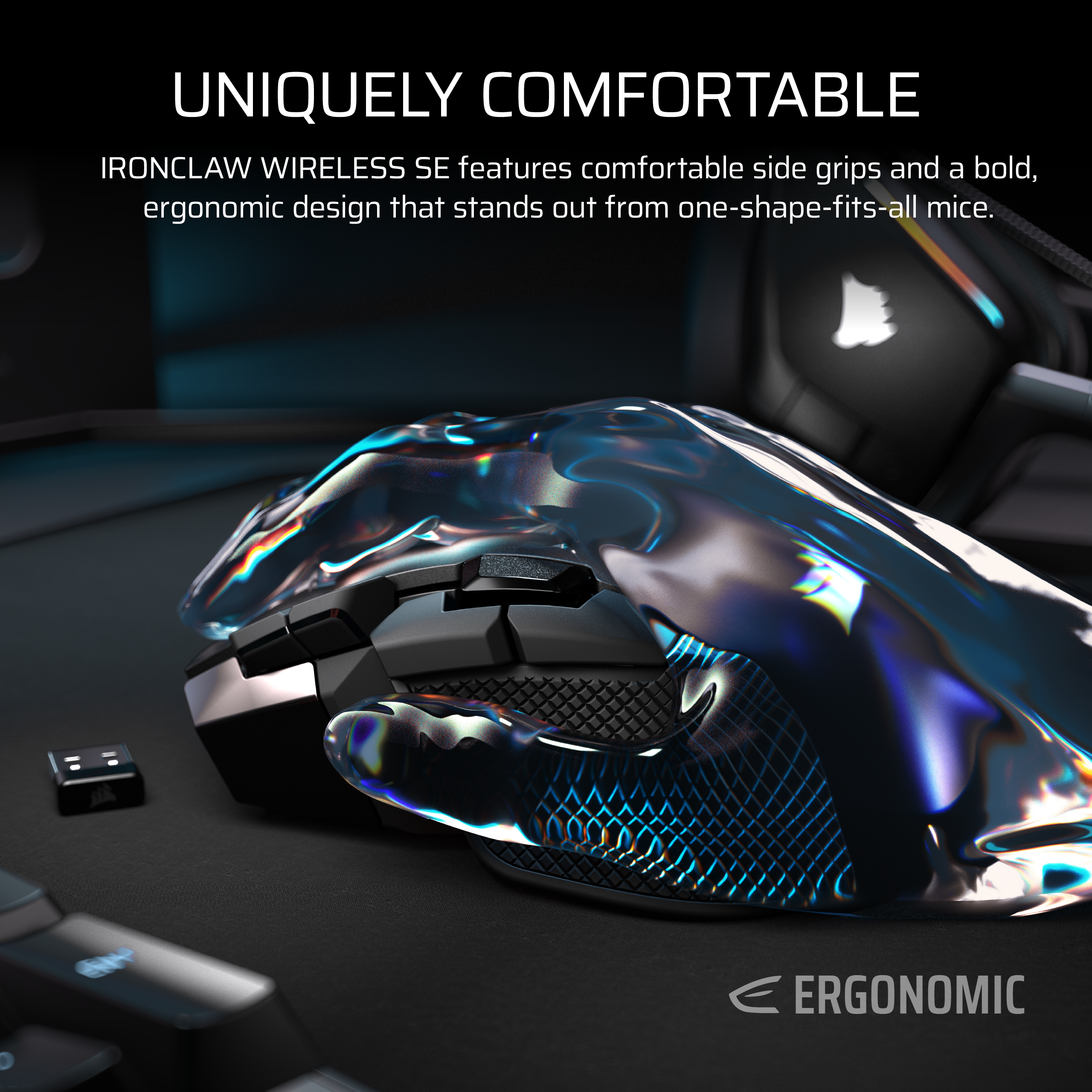 Schwarze Maus mit reflektierender Oberfläche und USB-Dongle.