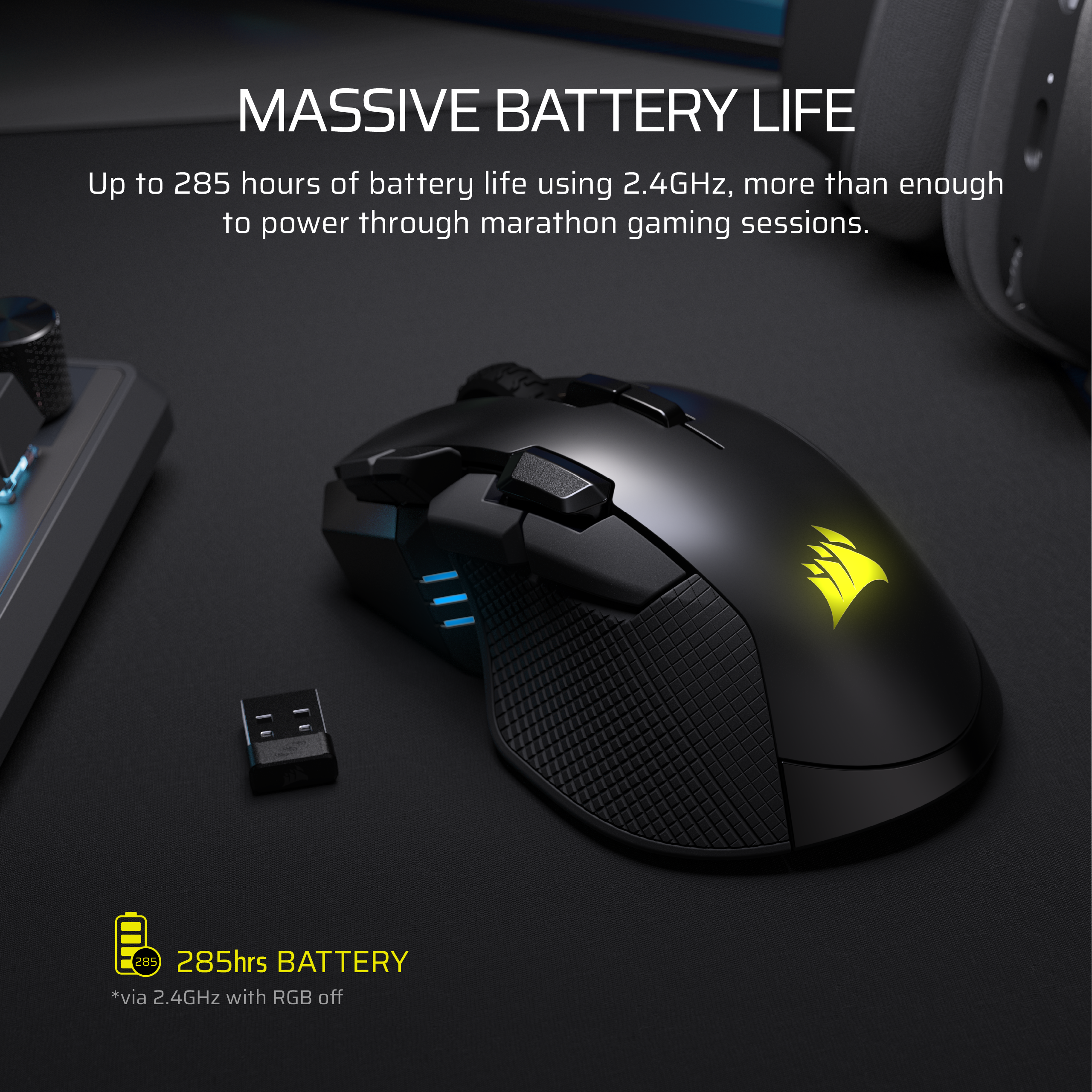 Schwarze Gaming-Maus mit gelbem Logo, USB-Dongle und Text über Akkulaufzeit.