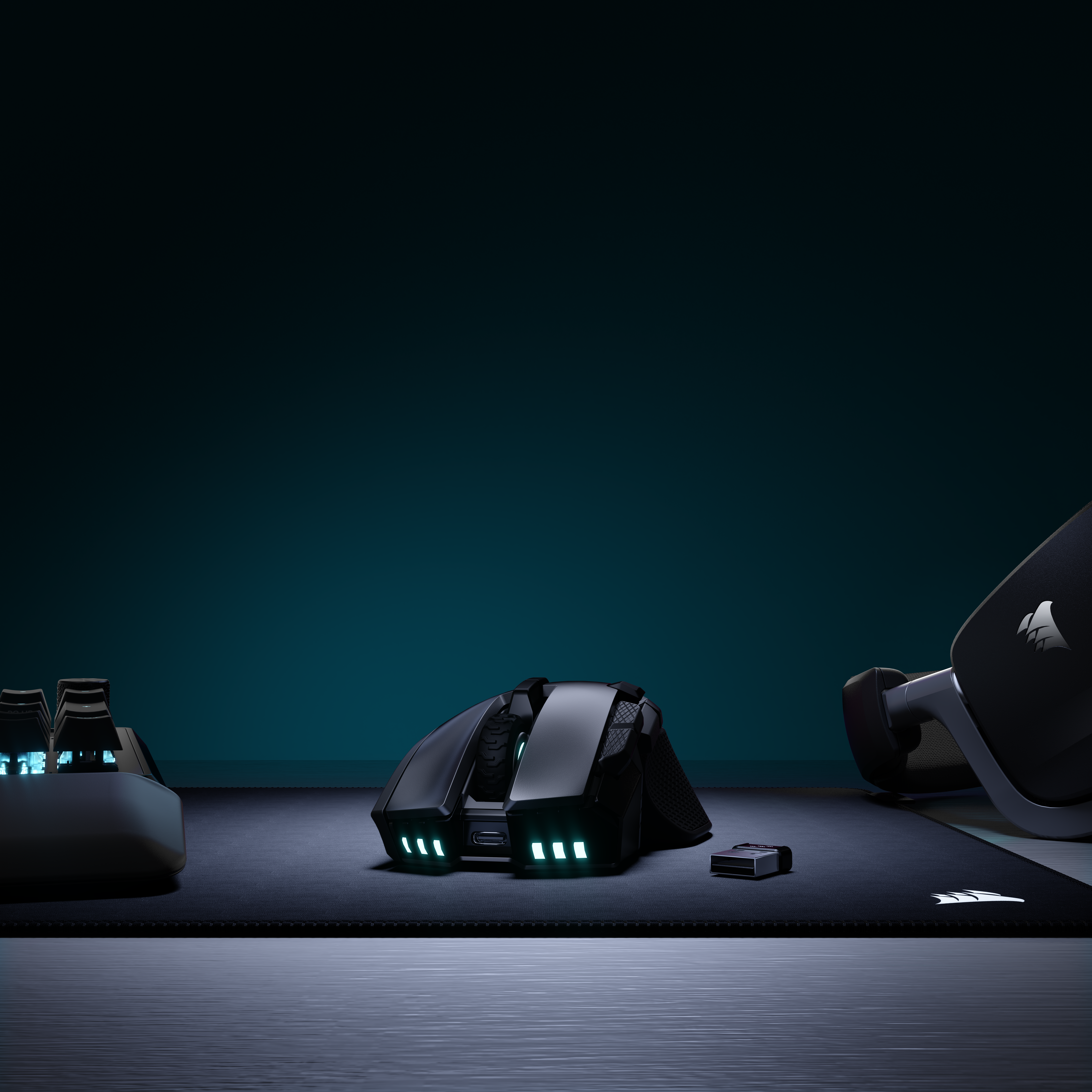 Schwarze Gaming-Maus mit grüner Beleuchtung auf einem Mauspad neben einer Tastatur und Kopfhörern.