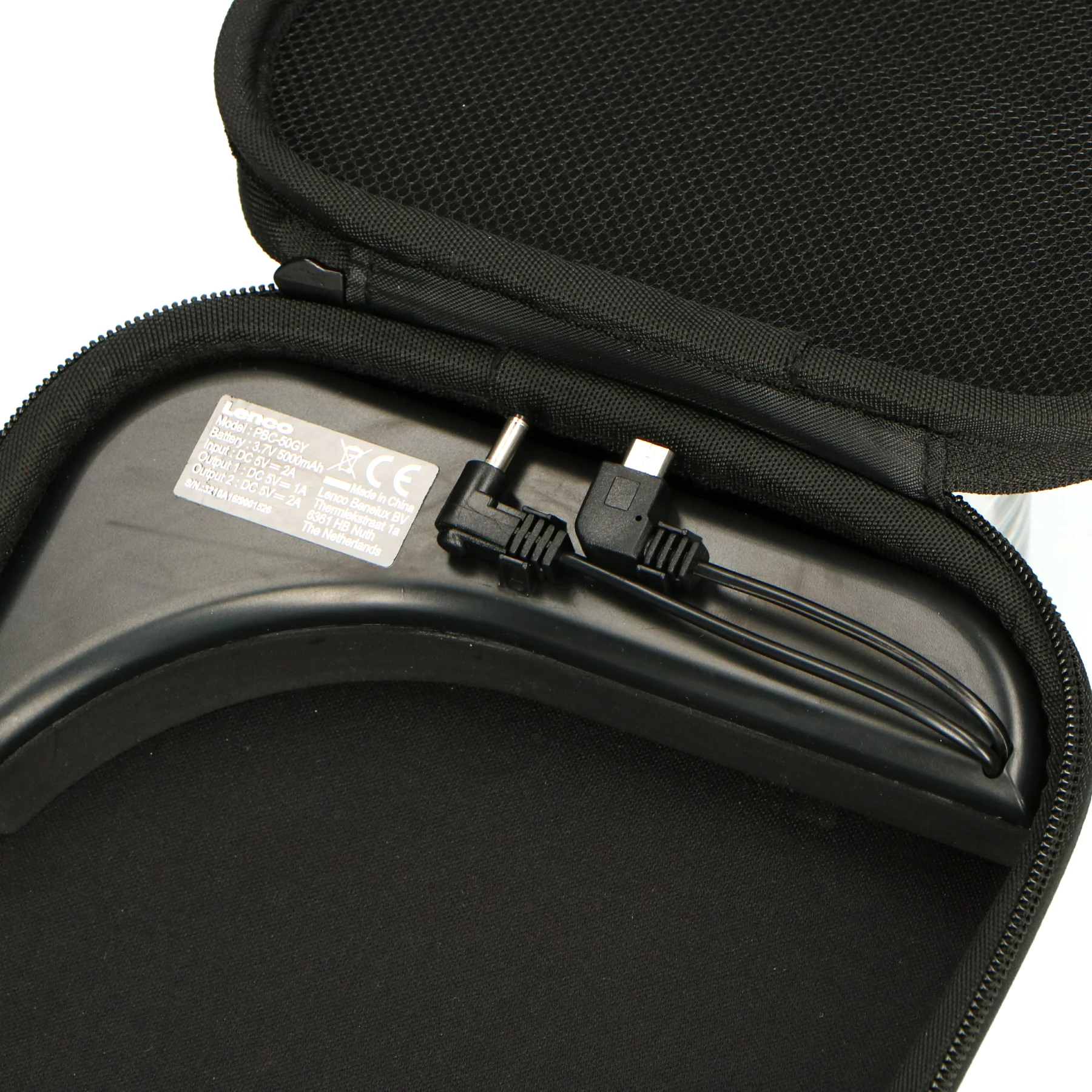 Custodia nera aperta rivela power bank Lenco PBC-50GY con cavi.