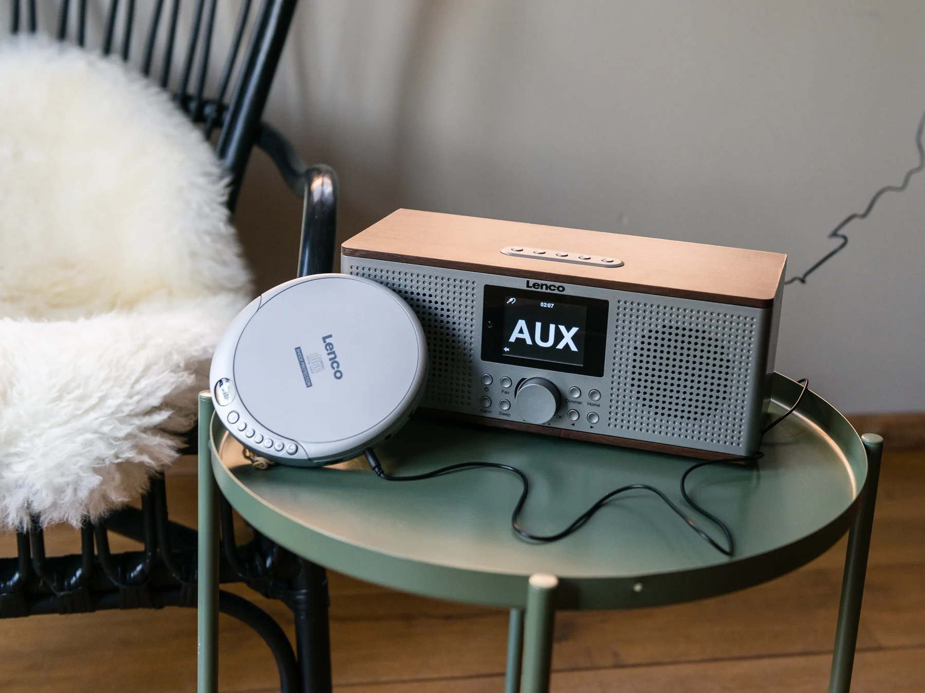 Un lettore CD e una radio Lenco sono su un tavolo verde.