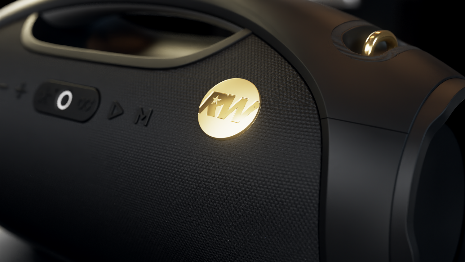 Altavoz negro con logo dorado y botones de control.