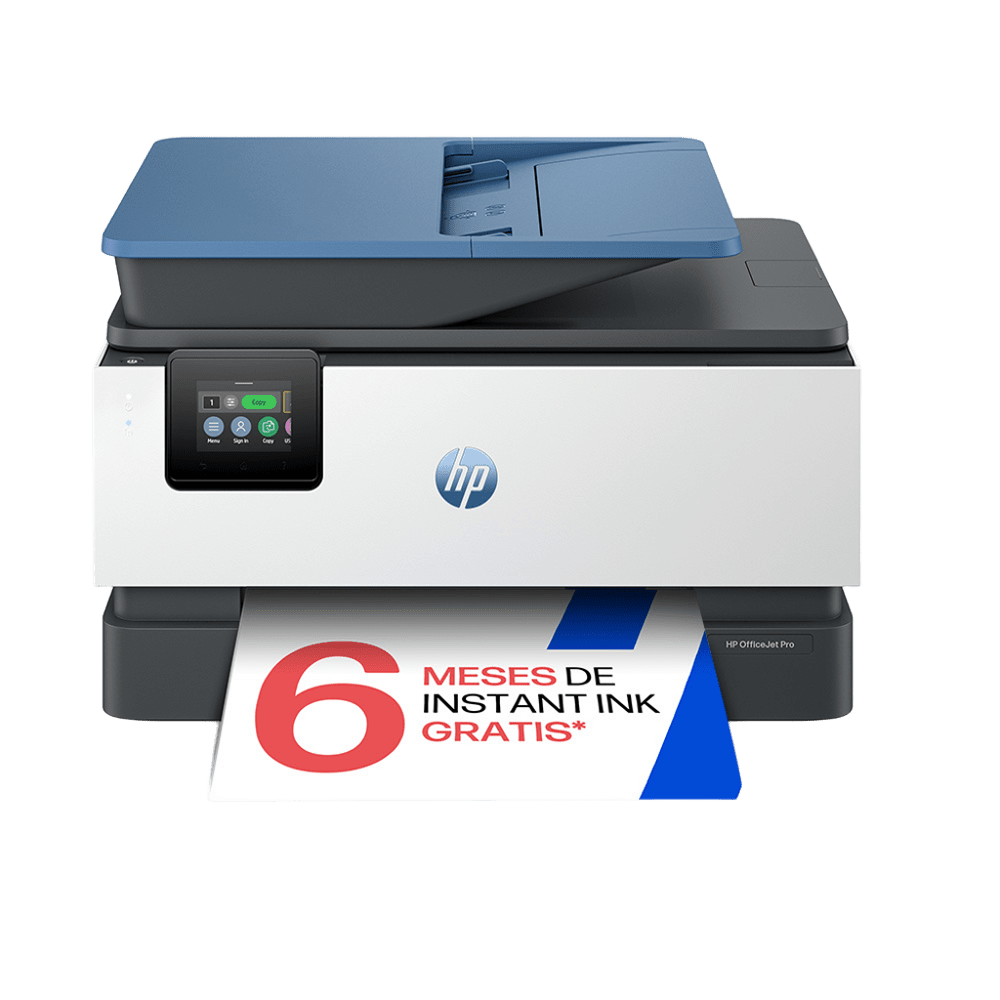 Una impresora HP blanca con tapa azul y pantalla táctil. Sale una hoja con "6 MESES DE INSTANT INK GRATIS".