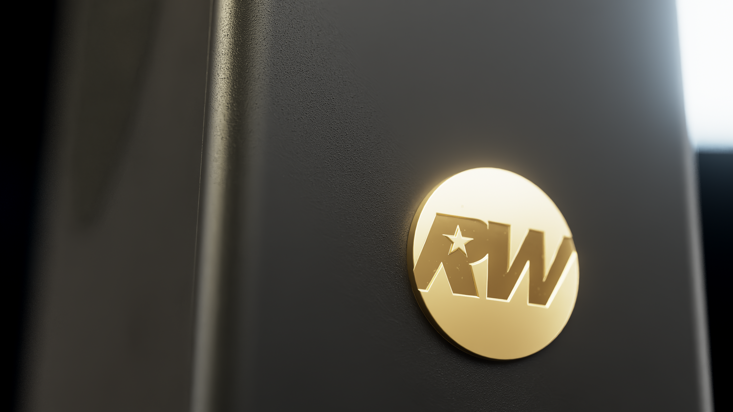 Disco dorado con "RW" y estrella sobre superficie oscura.