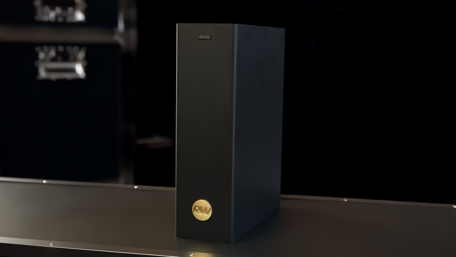 Un cubo negro con logo dorado sobre fondo oscuro.