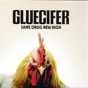 Nahaufnahme eines Hahns mit dem Bandnamen GLUECIFER und Albumtitel SAME DRUG NEW HIGH.