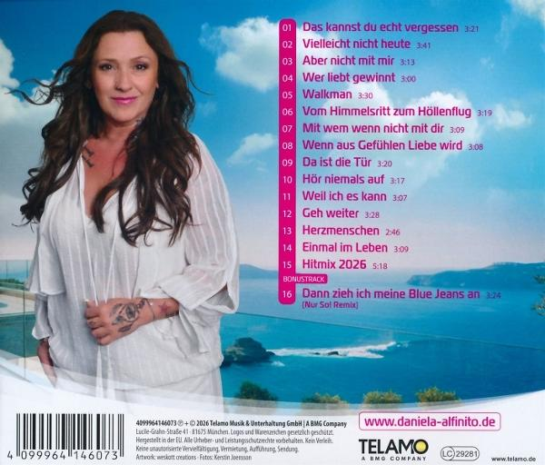 Frau mit dunklen Haaren in weißer Kleidung vor blauem Himmel und Meer.