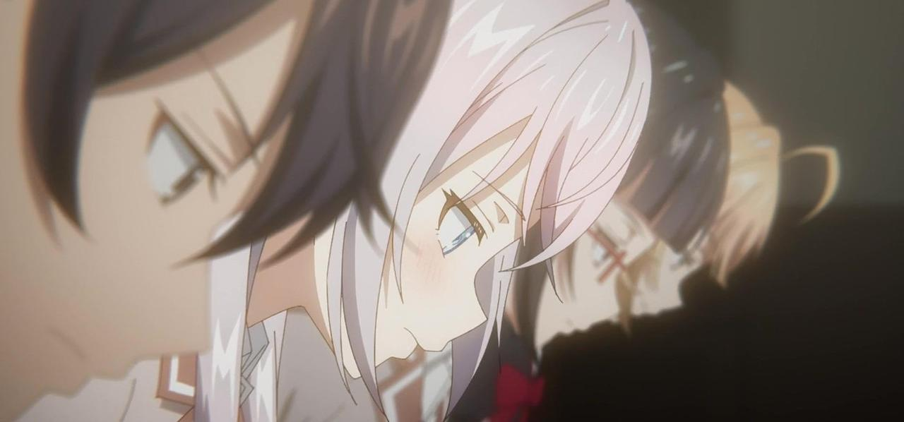 Anime-Charaktere mit hellen und dunklen Haaren sitzen nebeneinander.
