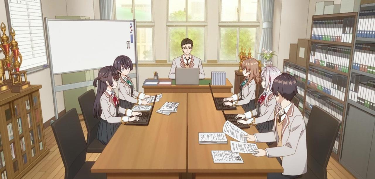 Schüler arbeiten an Laptops in einem Konferenzraum mit einem Lehrer im Hintergrund.