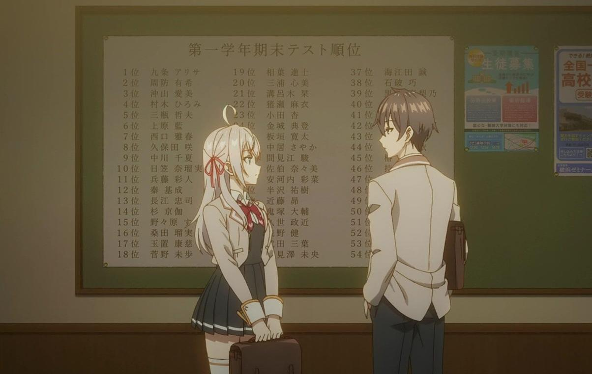 Zwei Schüler stehen vor einer Liste mit Testergebnissen. Ein Mädchen mit blonden Haaren und ein Junge mit braunen Haaren.