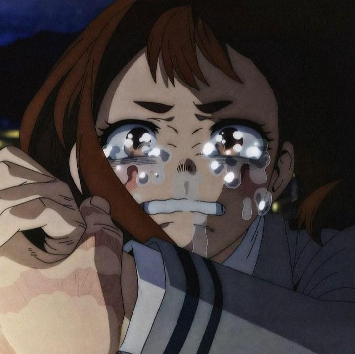 Anime-Mädchen weint stark, hält sich am Haar. Große, glänzende Tränen.