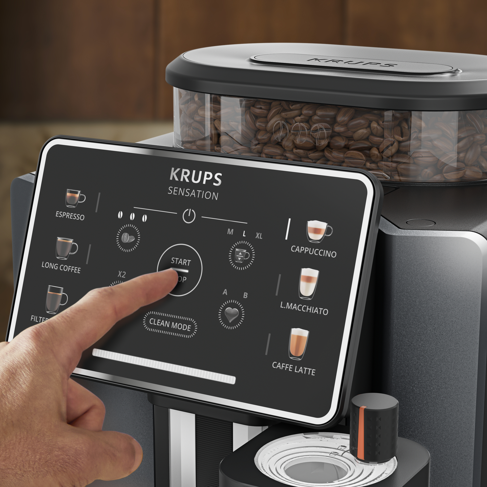 Een hand drukt op de startknop van een zwarte volautomatische koffiemachine met bonen.