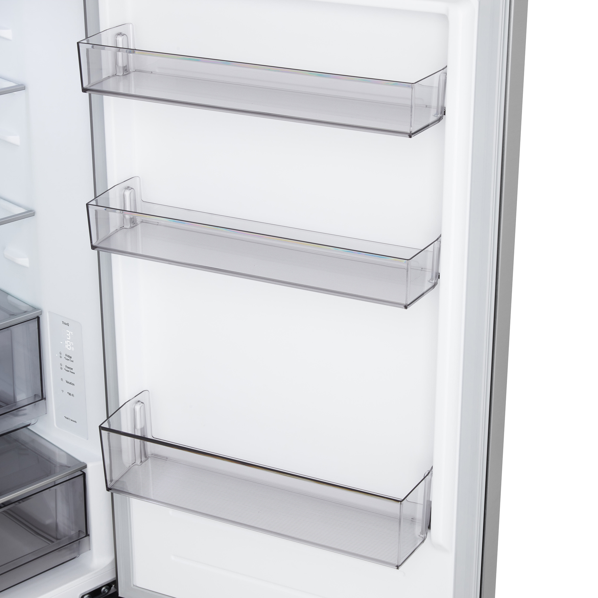 Vista interior de un refrigerador con estantes y cajones transparentes, y un panel de control.