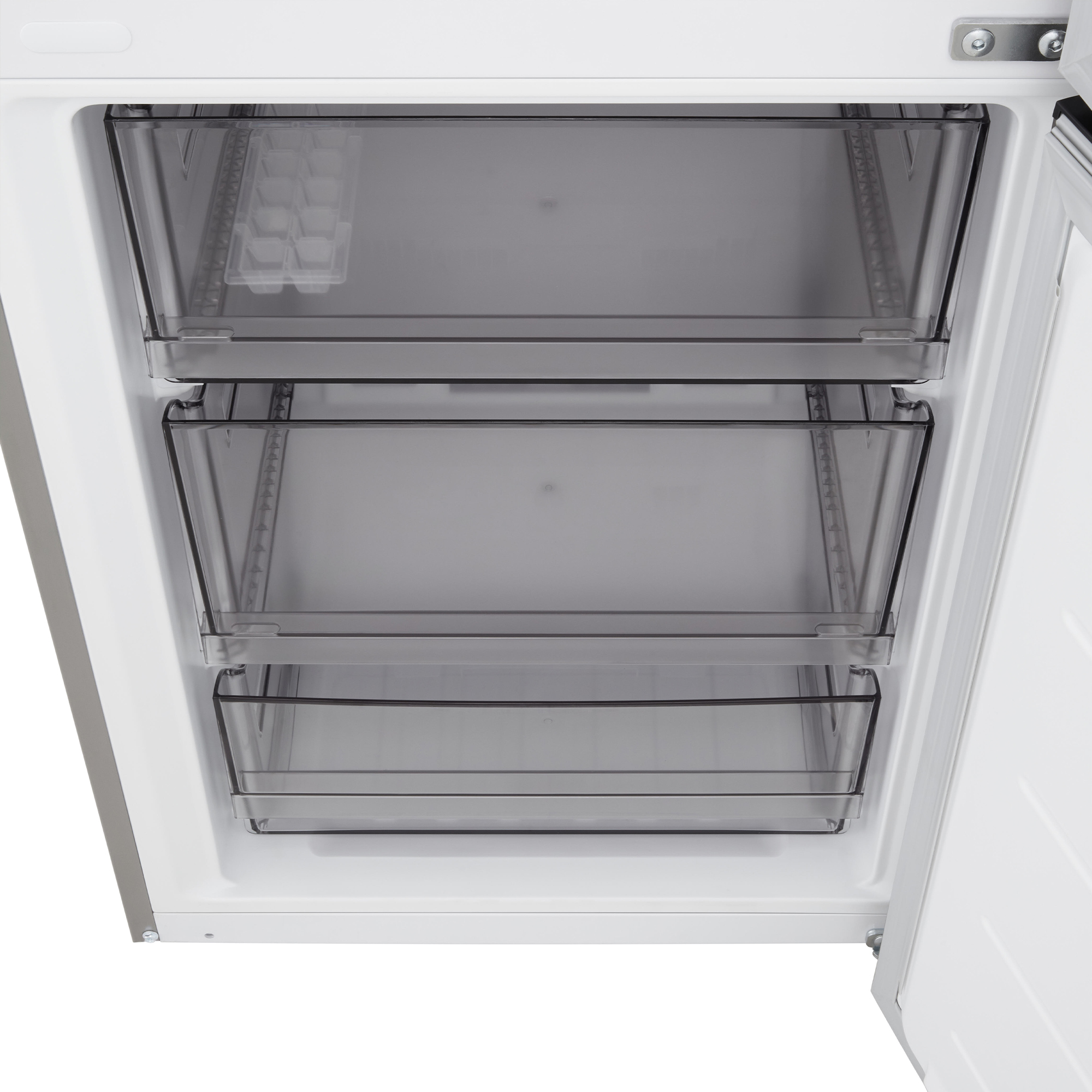 Un refrigerador abierto con tres cajones transparentes y una cubitera.