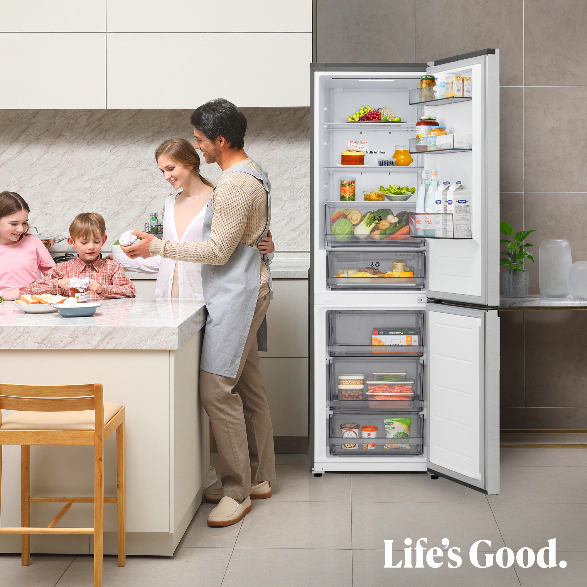 Una familia prepara comida en la cocina junto a un refrigerador abierto.