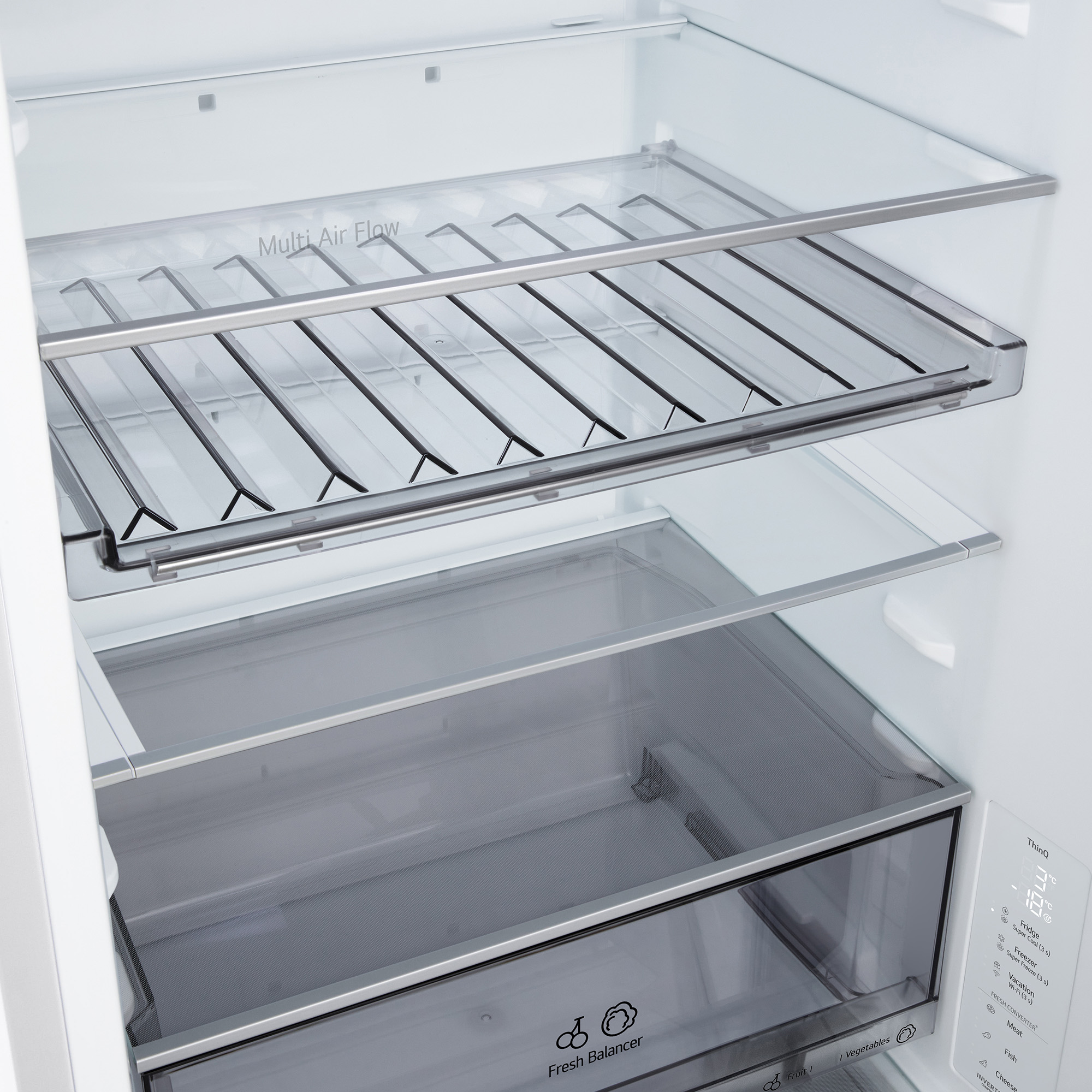 Vista interior de un refrigerador con estantes de cristal y cajones.