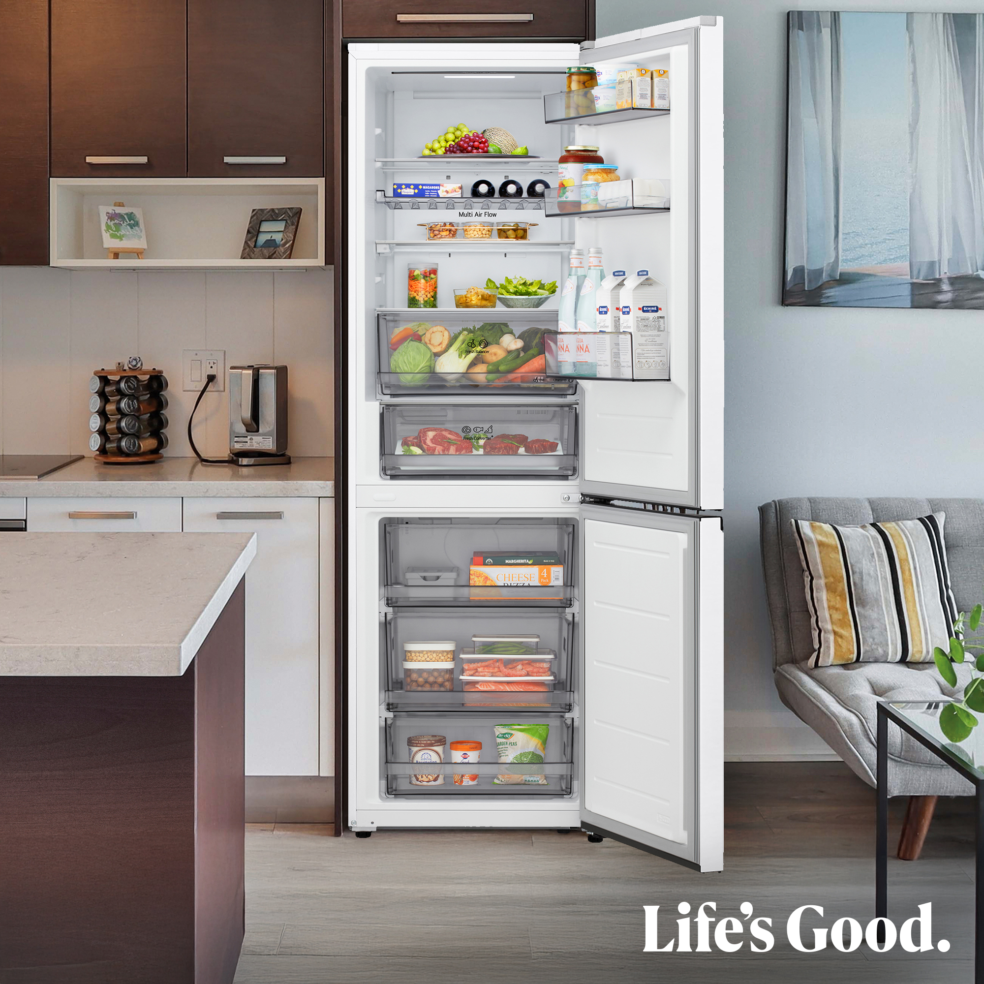 Refrigerador abierto lleno de comida, junto a una encimera de cocina.