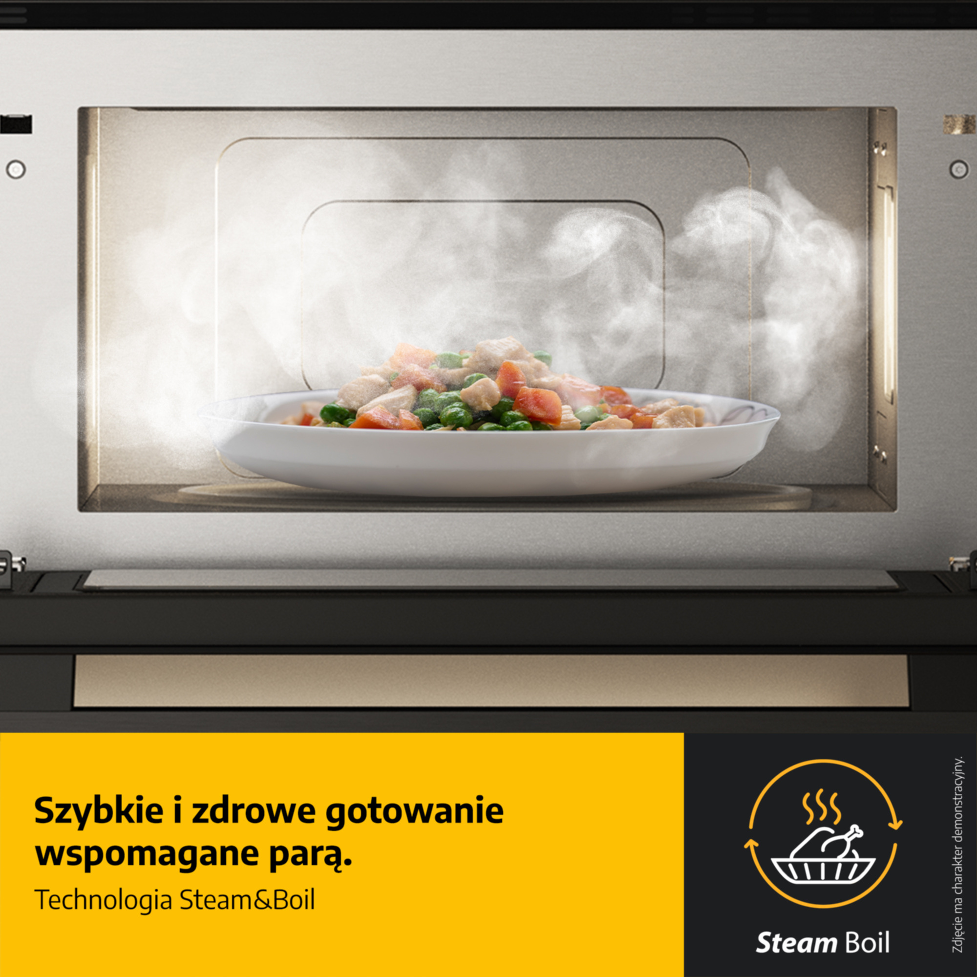 Talerz z kurczakiem i warzywami paruje w kuchence mikrofalowej.