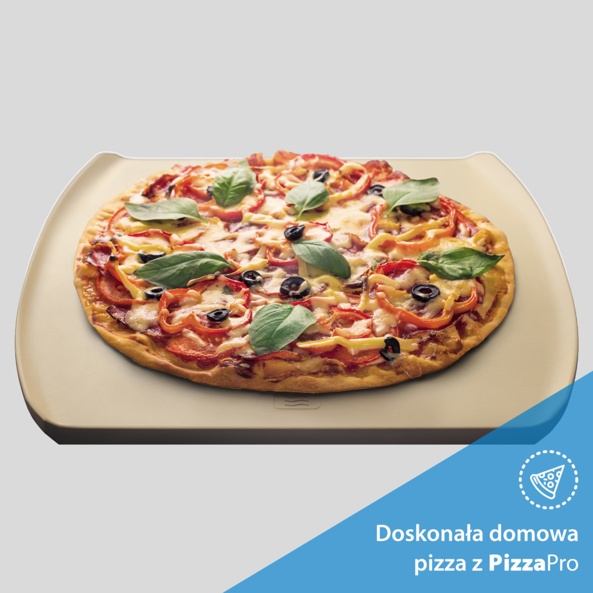 Okrągła pizza z pomidorami, oliwkami, papryką i bazylią na kamieniu do pizzy.