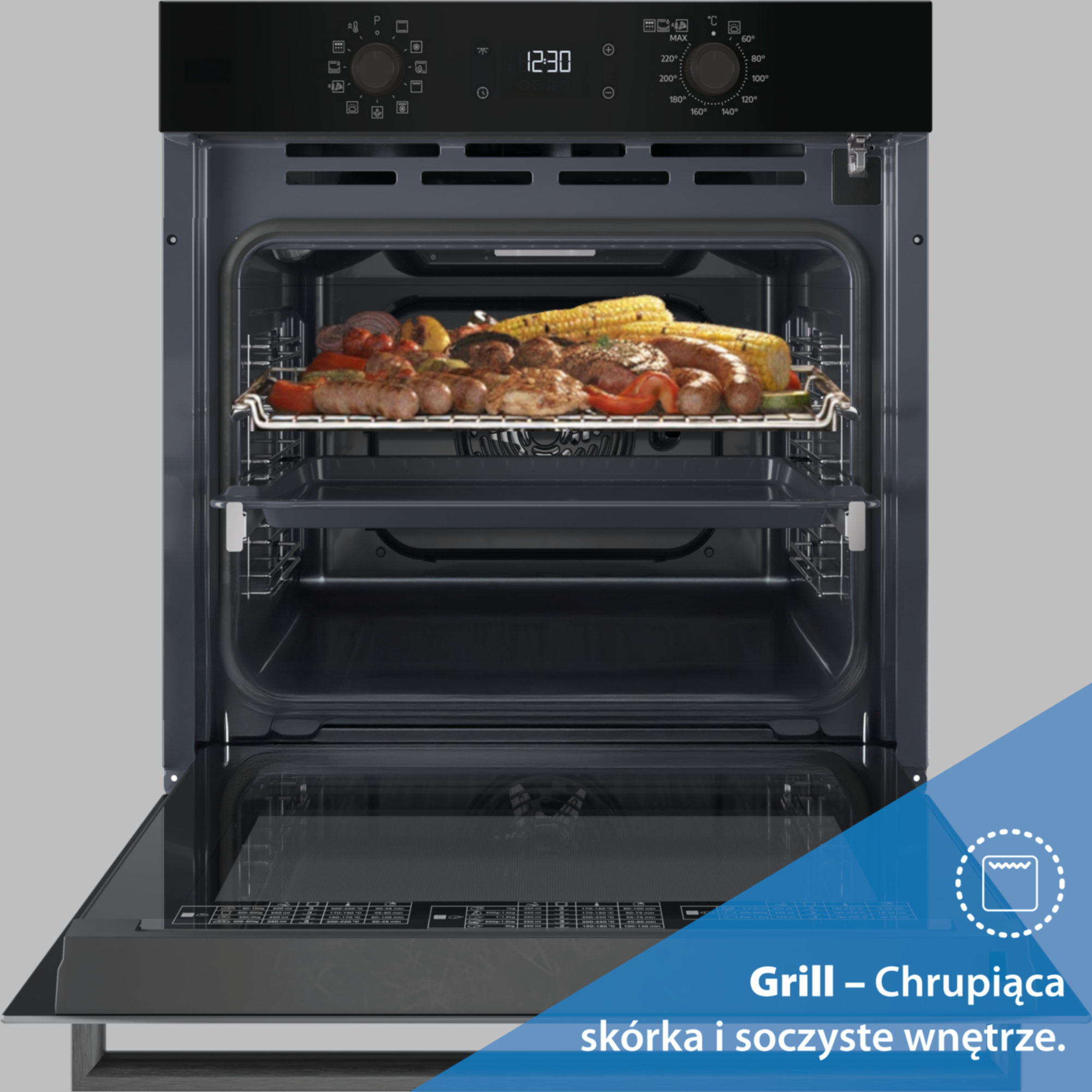 Otwarty piekarnik z grillowanymi potrawami na ruszcie. Kiełbaski, kolby kukurydzy i warzywa.