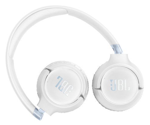 Białe słuchawki JBL z niebieskim logo na okrągłych nausznikach.