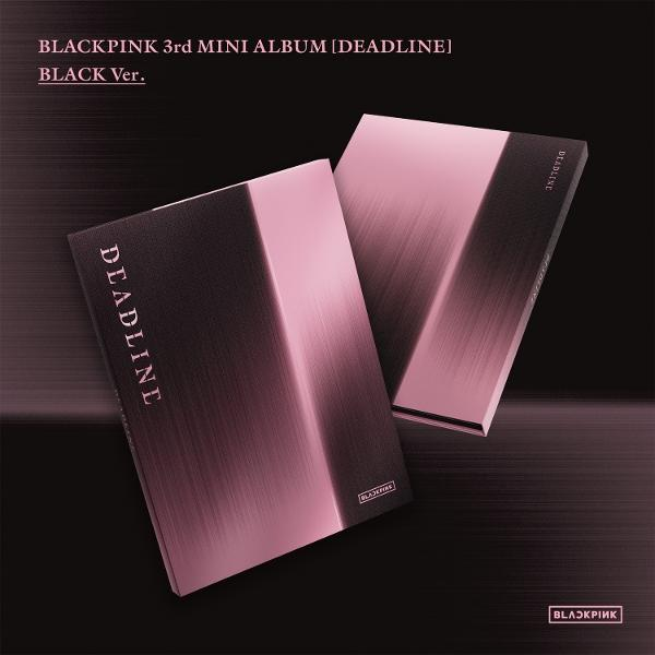 Zwei rosa und schwarze Alben mit dem Titel DEADLINE von BLACKPINK auf dunklem Hintergrund.