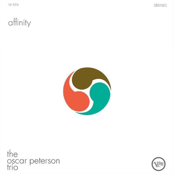 Albumcover mit einem abstrakten Symbol in Orange, Grün und Braun sowie Text.