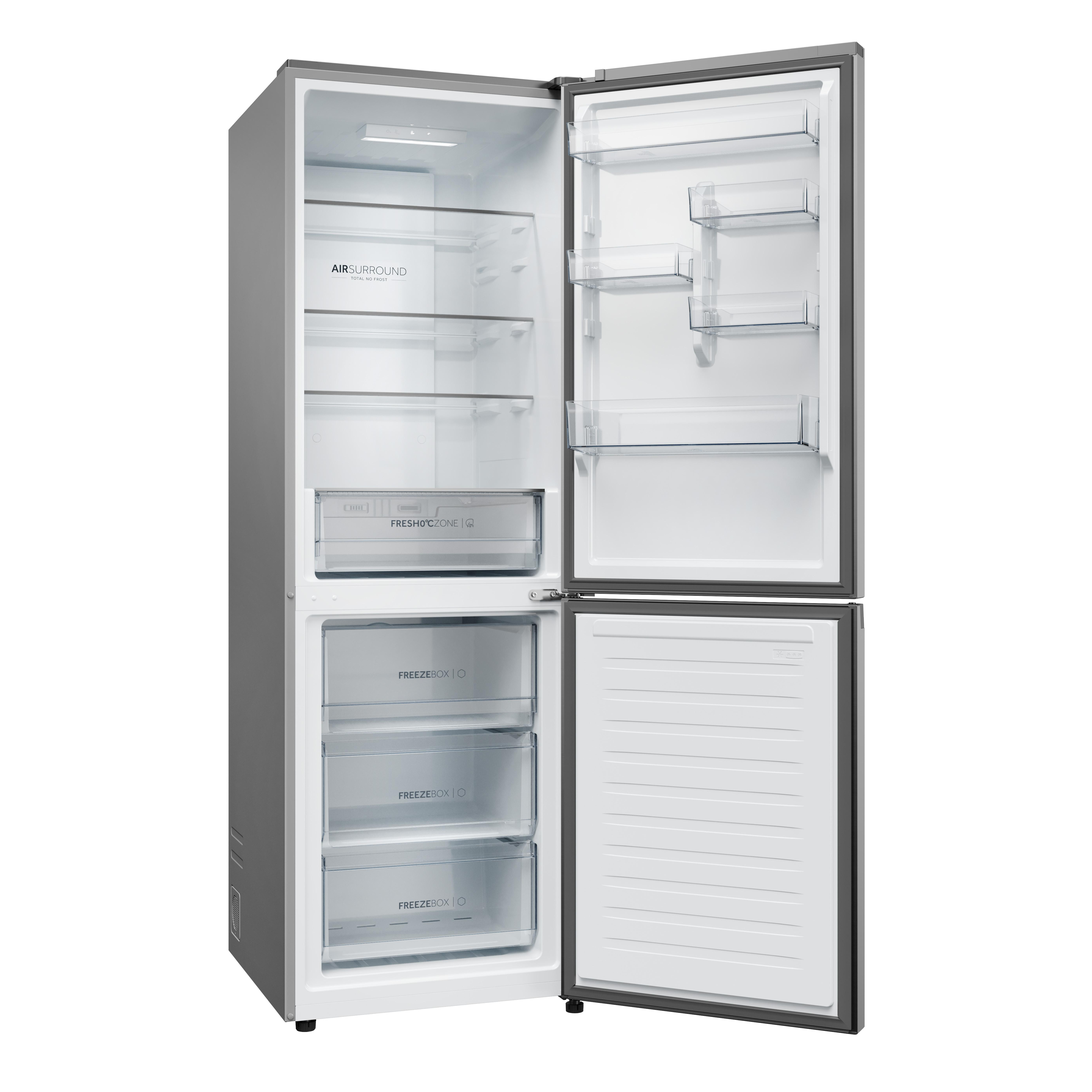 Ein offener, leerer grauer Kühlschrank mit Gefrierfach und Glasablagen.
